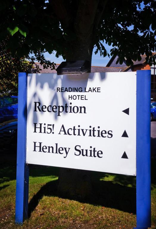 Reading Lake Hotel Exterior photo